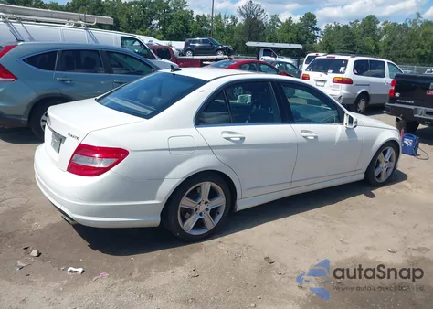 2010 Mercedes-Benz C 300 Sport 4Matic z USA, uszkodzony, nr VIN WDDGF8BBXAR102435